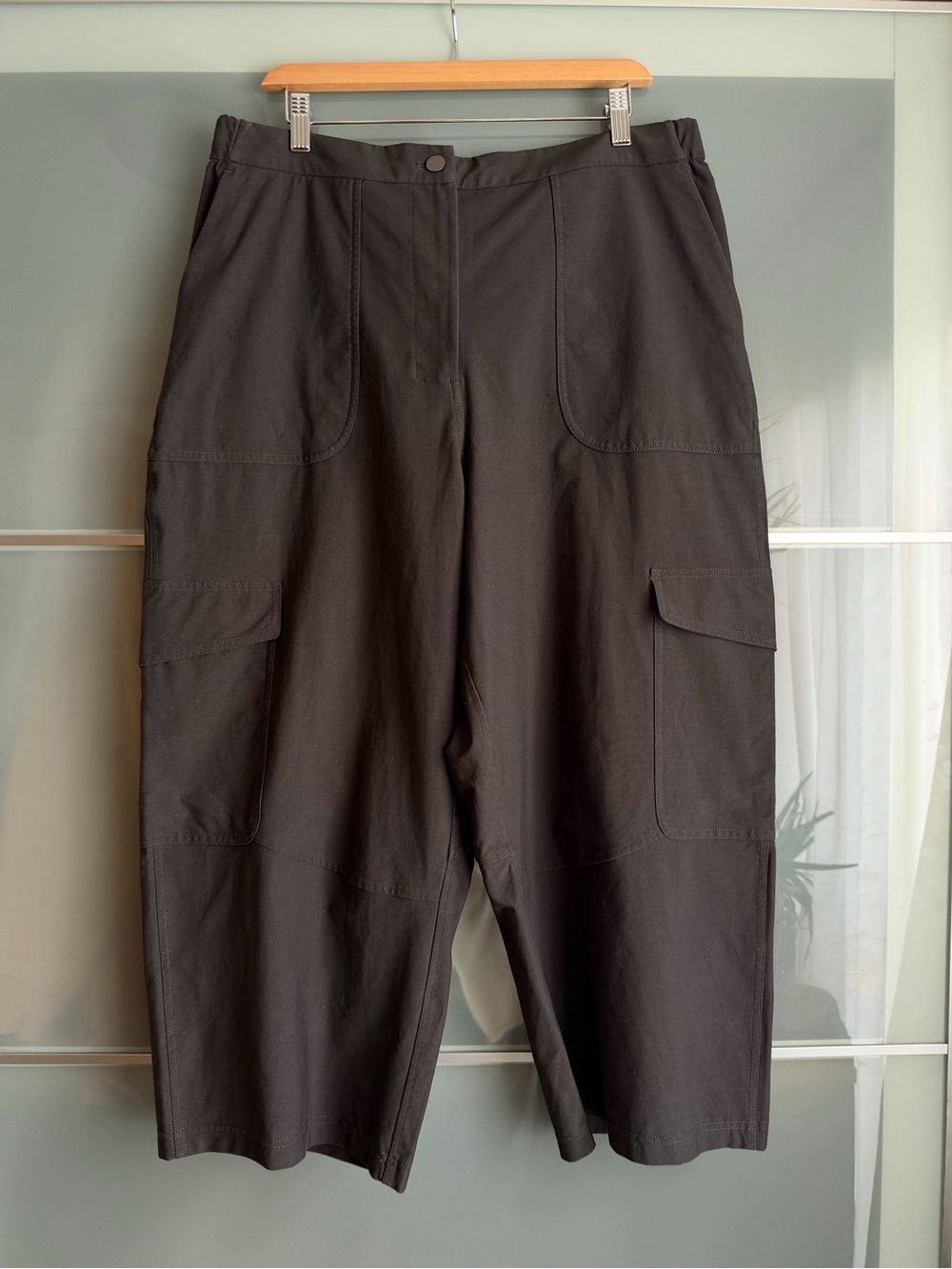 lululemon Light Utilitech Cargo Pocket High-Rise Crop in Graphite Grey in sz 33